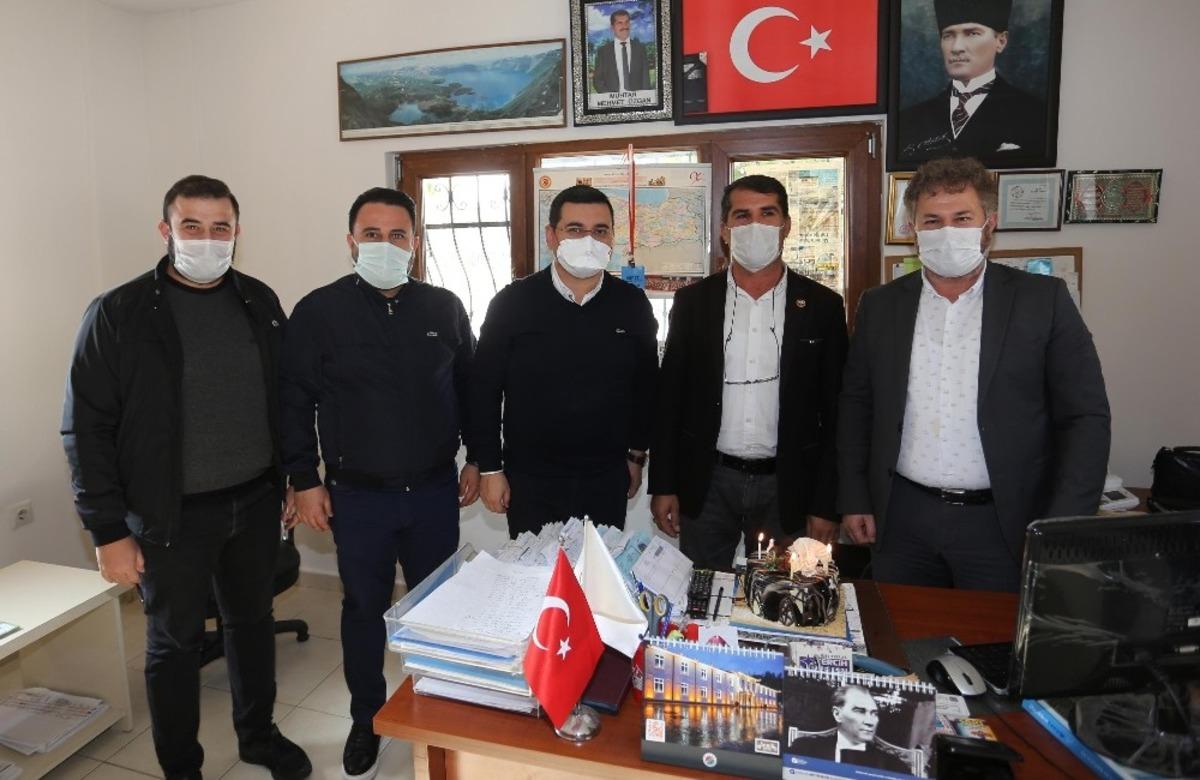 T&uuml;t&uuml;nc&uuml;&rsquo;den muhtarları doğum g&uuml;nlerinde yalnız bırakmadı