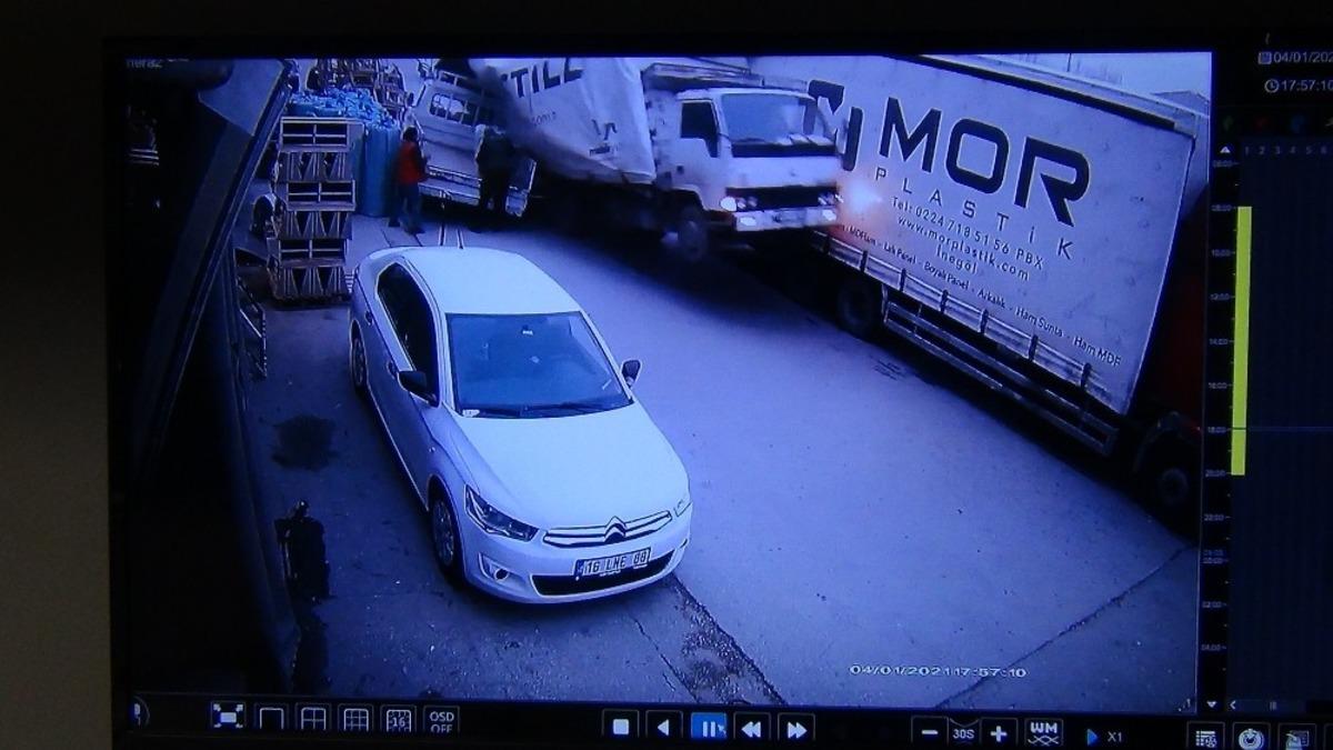 İki kişinin &ouml;l&uuml;mden d&ouml;nd&uuml;ğ&uuml; anlar saniye saniye kameraya yansıdı
