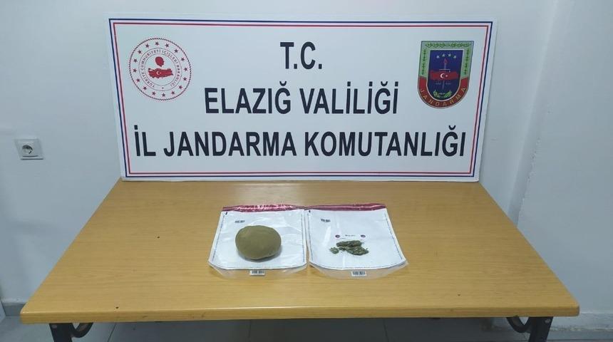 Elazığ&rsquo;da 2 ş&uuml;pheli yarım kilo toz esrarla yakalandı