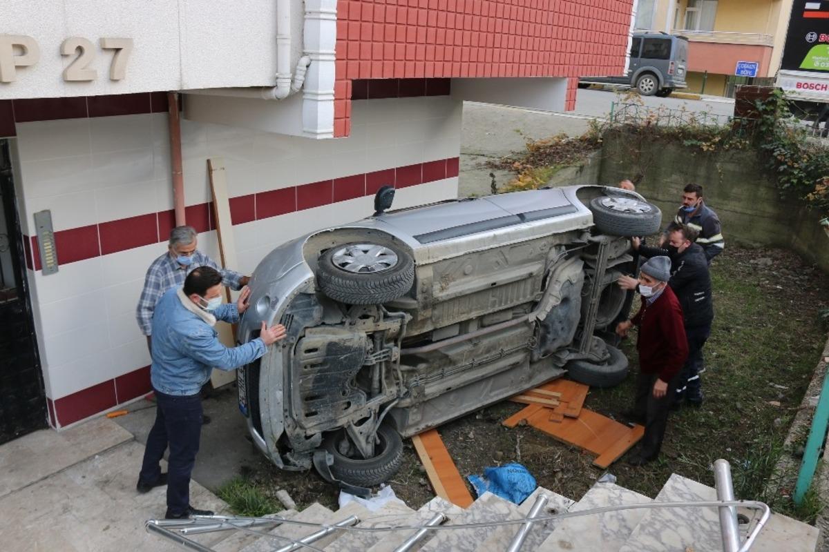 Otomobili ile sitenin bah&ccedil;esine u&ccedil;an doktor yaralandı