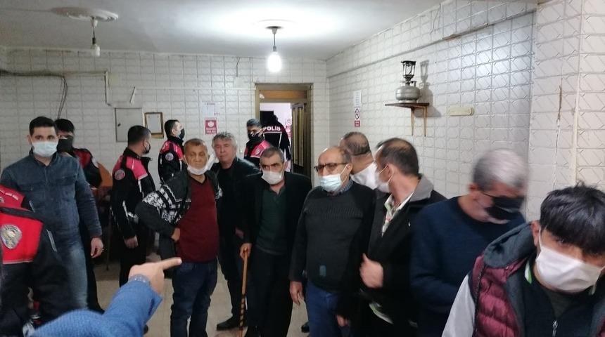 Hatay&rsquo;da kıraathanede kumar oynayan 11 kişi su&ccedil;&uuml;st&uuml; yakalandı