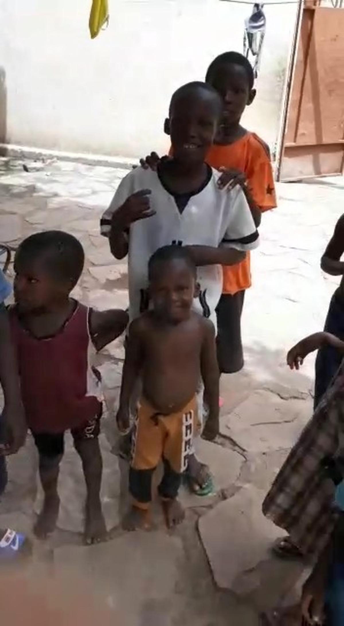 T&uuml;rkiye&rsquo;deki otob&uuml;s kaptanları Mali&rsquo;deki yetimleri sevindirdi