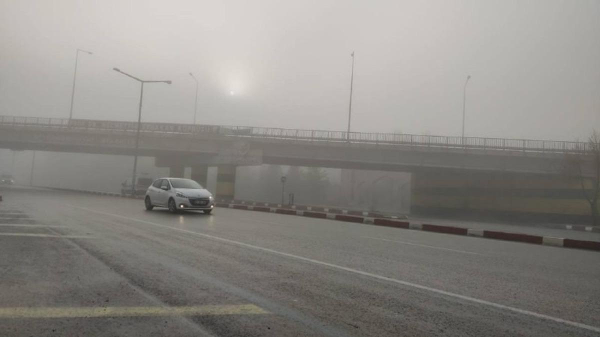Afyonkarahisar&rsquo;da sisli hava etkili oldu
