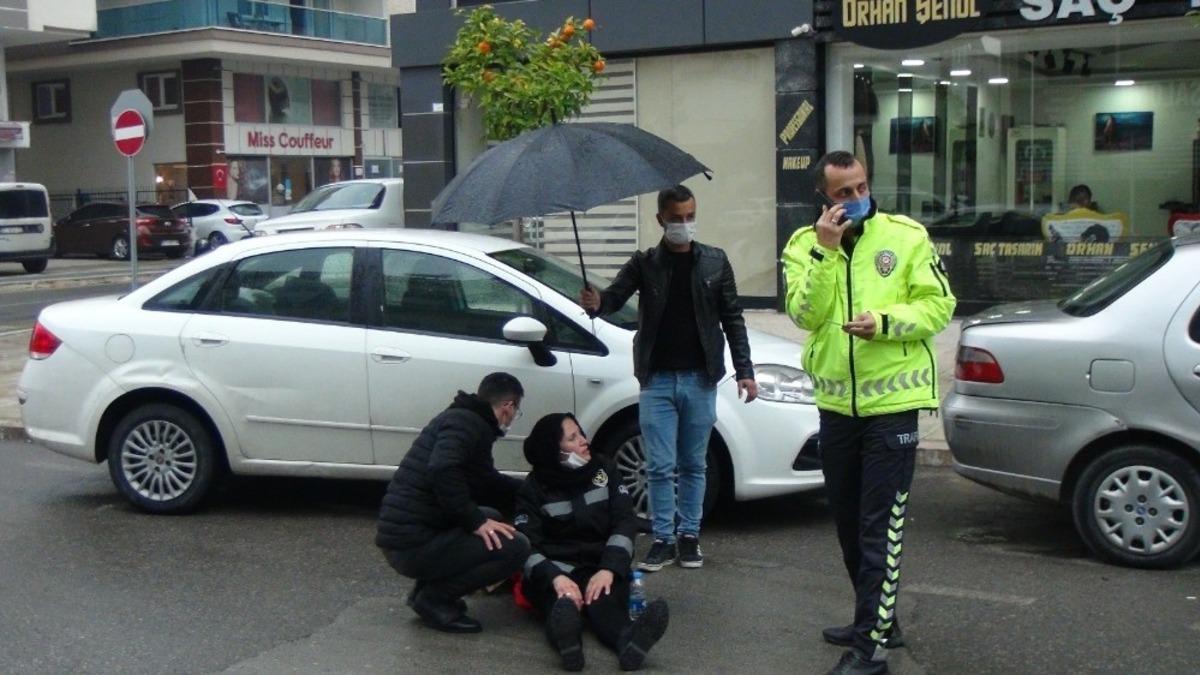 Kayan motosikletten d&uuml;ş&uuml;p yaralanan kadına şemsiyeli koruma