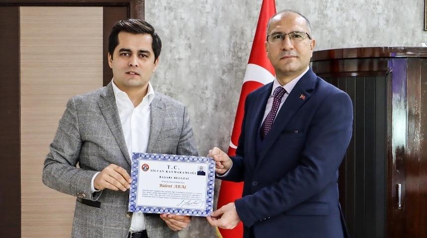 Silvan Kaymakamı &Ccedil;elik&rsquo;ten İl&ccedil;e Emniyet M&uuml;d&uuml;r&uuml; Aral&rsquo;a başarı belgesi