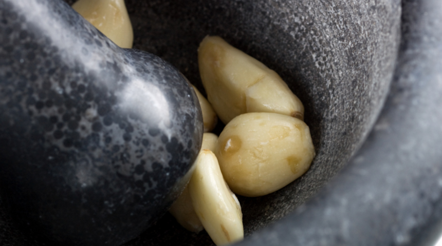 Sa&ccedil;ları bir ayda uzatıyor! Soğan ve sarımsak suyu &ccedil;arelerden sadece ikisi