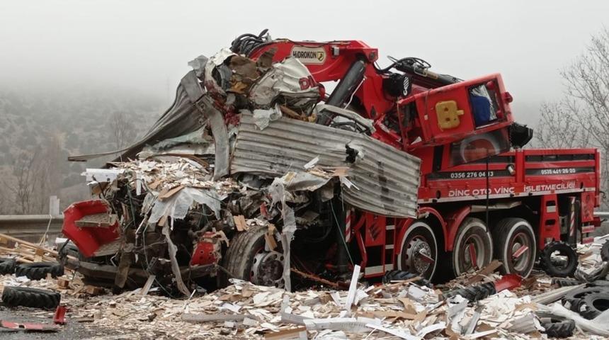 Yozgat'ta tır, vinç ve otomobil kaza yaptı! Ölü ve yaralılar var