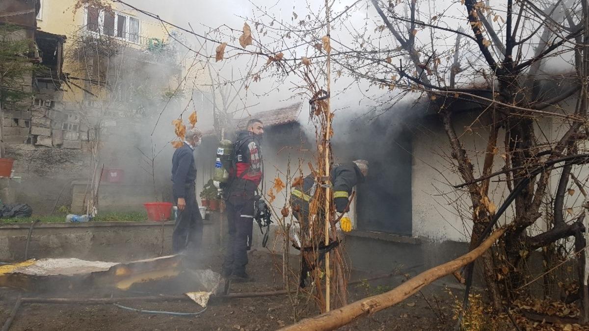 Tek katlı ev yangında kullanılmaz hale geldi