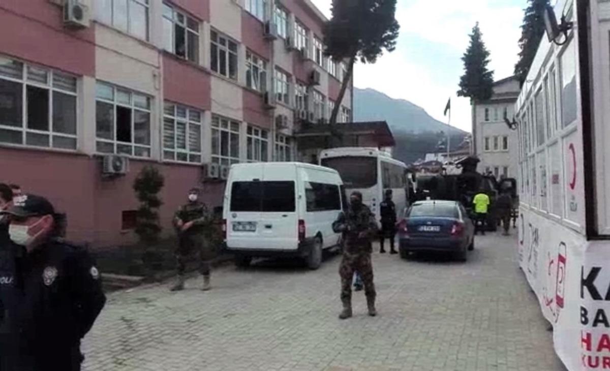 Kardeşini ve yengesini &ouml;ld&uuml;ren zanlı adliyede