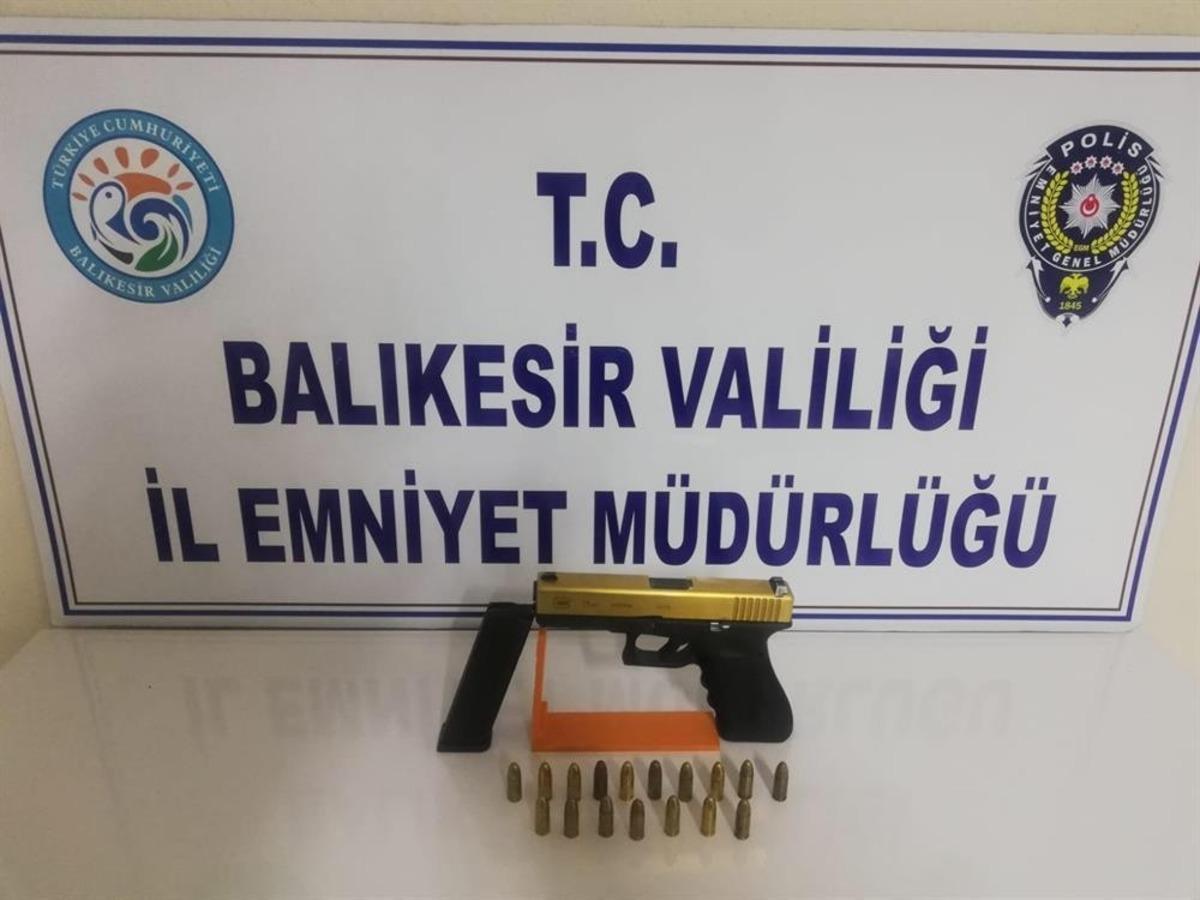 Balıkesir&rsquo;de polis 12 aranan şahsı yakaladı
