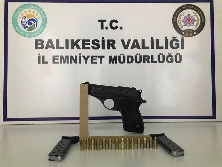 Balıkesir’de polis 12 aranan şahsı yakaladı G3