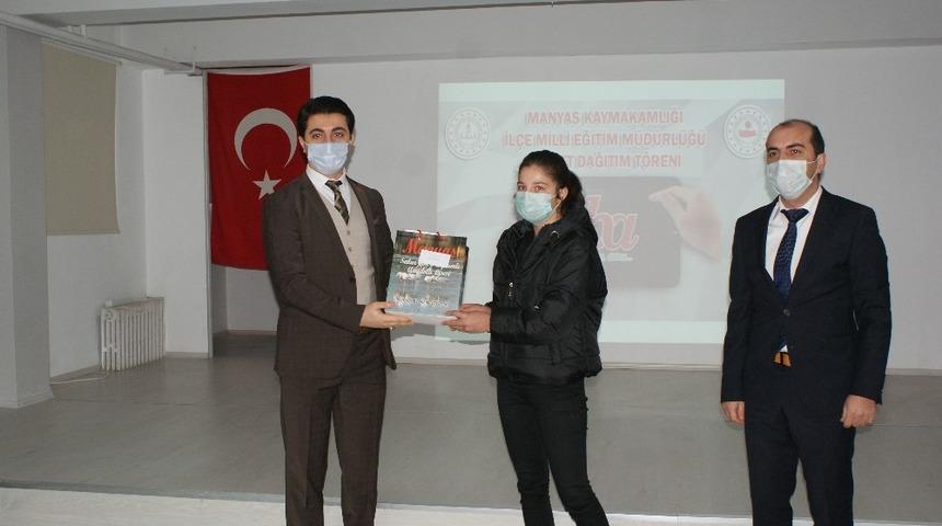 20 öğrenciye internet donanımlı tablet dağıtımı yapıldı