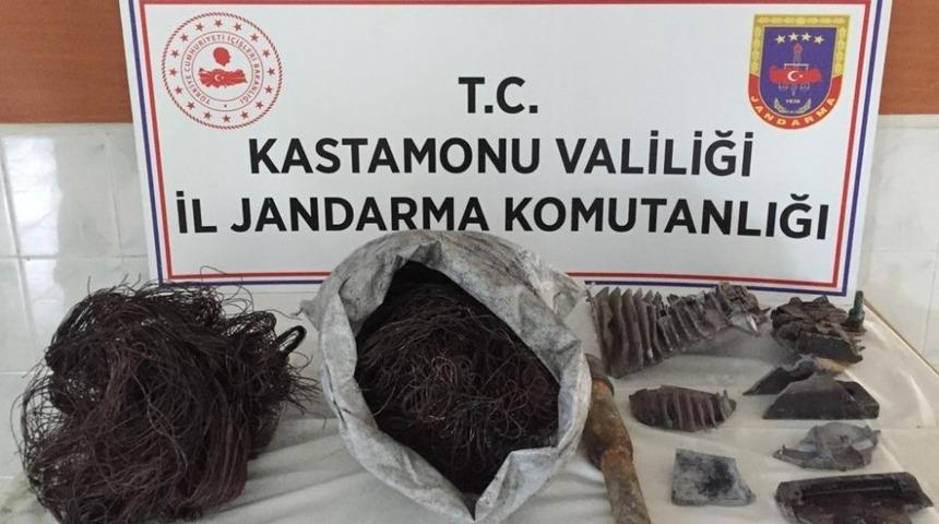 Okuldan kablo &ccedil;almaya &ccedil;alışan hırsızlar, su&ccedil;&uuml;st&uuml; yakalandı