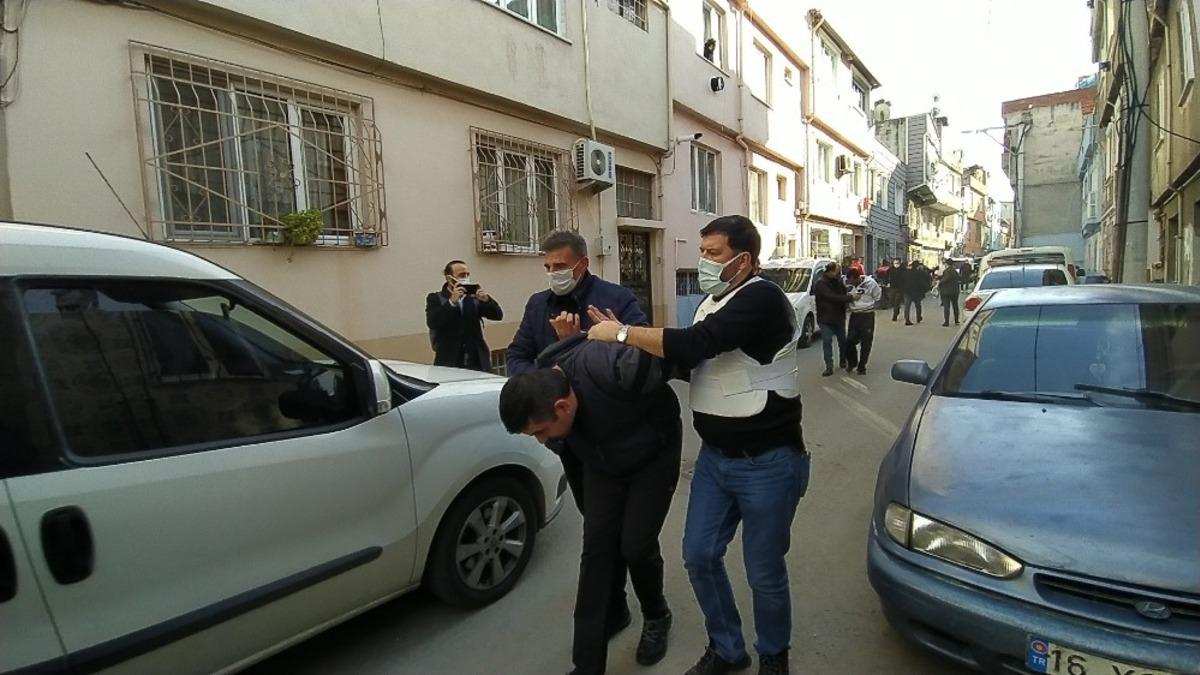 Bursa&rsquo;da alacaklıları kapıya dayanınca pompalı t&uuml;fekle kendini eve kitledi