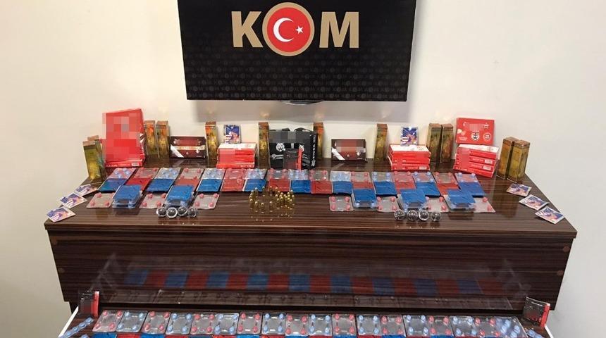 D&uuml;zce&rsquo;de y&uuml;zlerce ka&ccedil;ak cinsel i&ccedil;erikli hap ele ge&ccedil;irildi