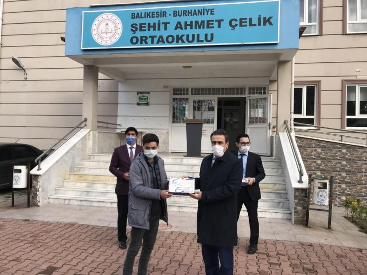 Burhaniyeli &ouml;ğrencilerin tablet sevinci