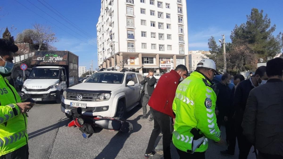 Mardin&rsquo;de trafik kazası: Motosiklet aracın altında kaldı
