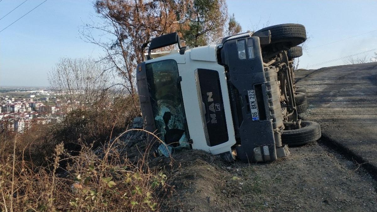 Samsun&rsquo;da taş y&uuml;kl&uuml; kamyon u&ccedil;urumun kenarına devrildi: 1 yaralı
