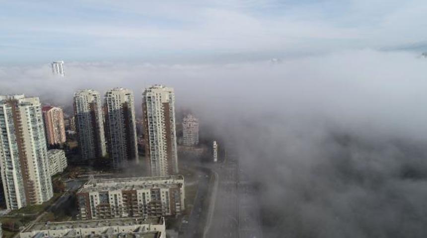 Ankara'da yoğun sis! Y&uuml;ksek binalar adeta kayboldu