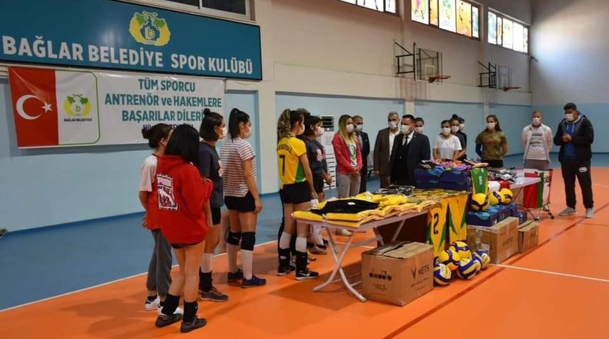 Bağlar Belediyesi ilk kez kadın voleybol takımı kurdu