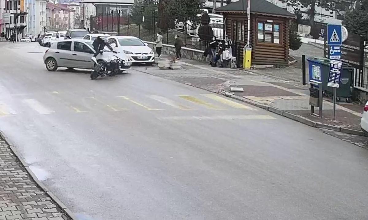 Bolu&rsquo;da motosikletin otomobile &ccedil;arpma anı g&uuml;venlik kamerasında