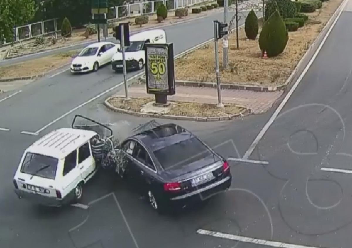 Emniyet kemeri takmayın kadın, otomobilden b&ouml;yle fırladı