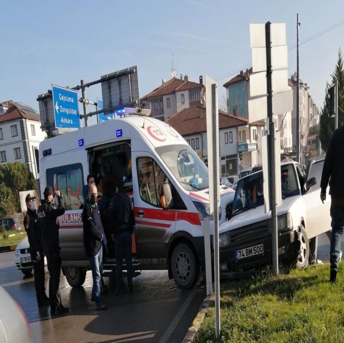 Ambulansla otomobil &ccedil;arpıştı: 1 yaralı