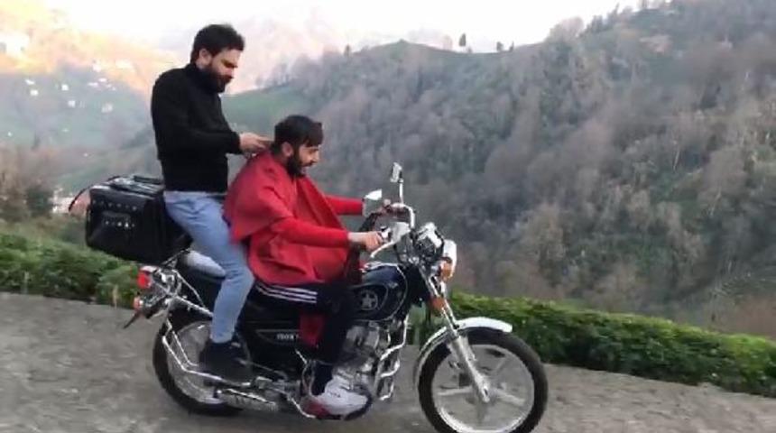 Hareket halindeki motosiklette sürücüyü tıraş etti