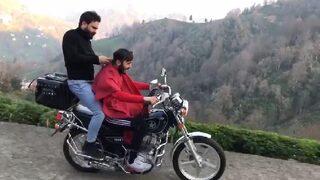 Hareket halindeki motosiklette sürücüyü tıraş etti
