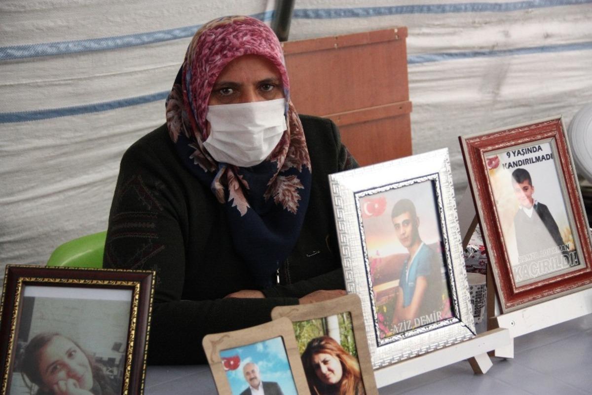 HDP &ouml;n&uuml;ndeki aileler, evlatlarından gelecek mutlu haberi bekliyor