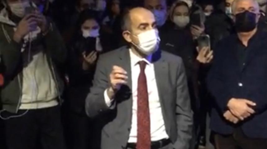 Melih Bulu, kendisini protesto eden öğrencilerin yanına gitti