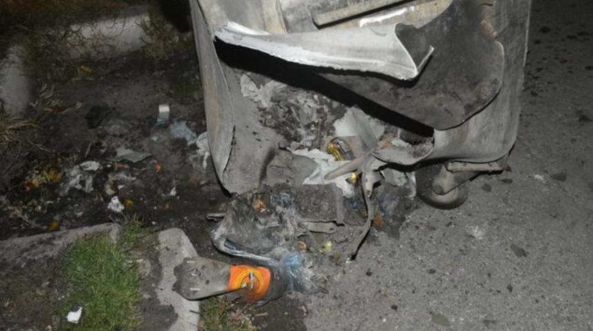 Manisa'da panik anları! Çöp tenekesi bomba gibi patladı