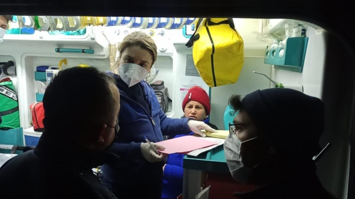 Komşuların dikkati, itfaiye ve polisin &ccedil;abası anne-oğlu &ouml;l&uuml;mden kurtardı