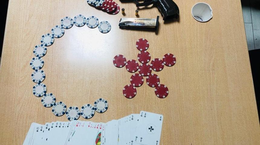 İzmit'te kumarhaneye çevrilen daireye baskında 33 kişiye ceza kesildi