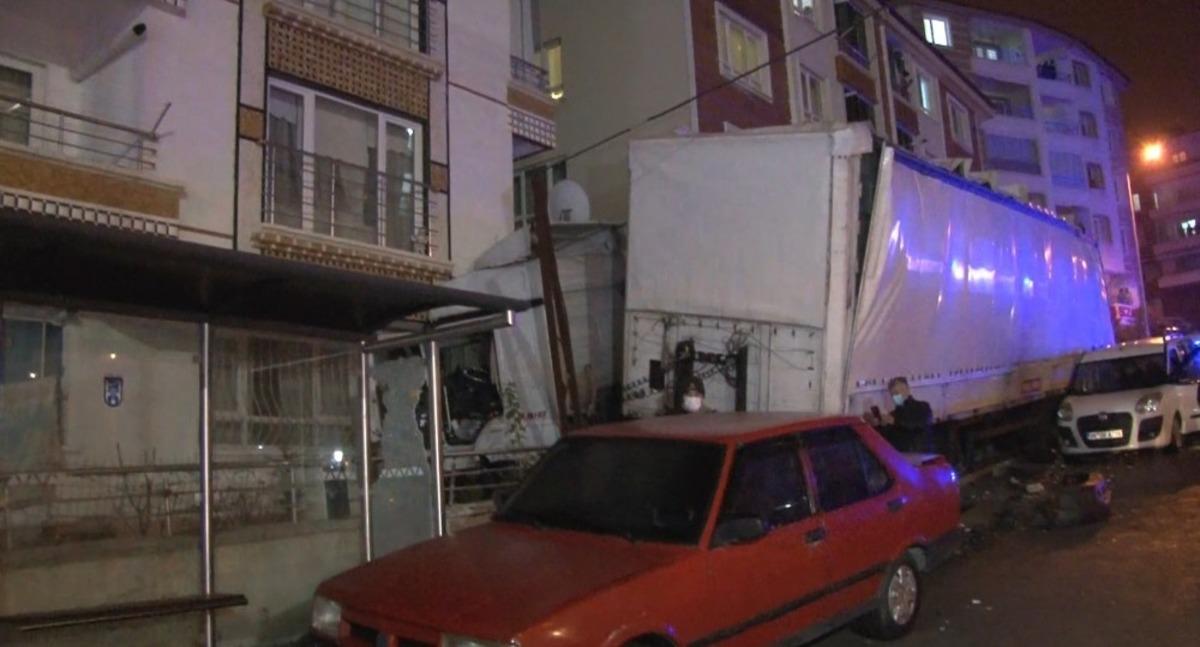 Ankara&rsquo;da freni patlayan tır 11 aracı bi&ccedil;ip evin duvarına &ccedil;arptı: 1 yaralı