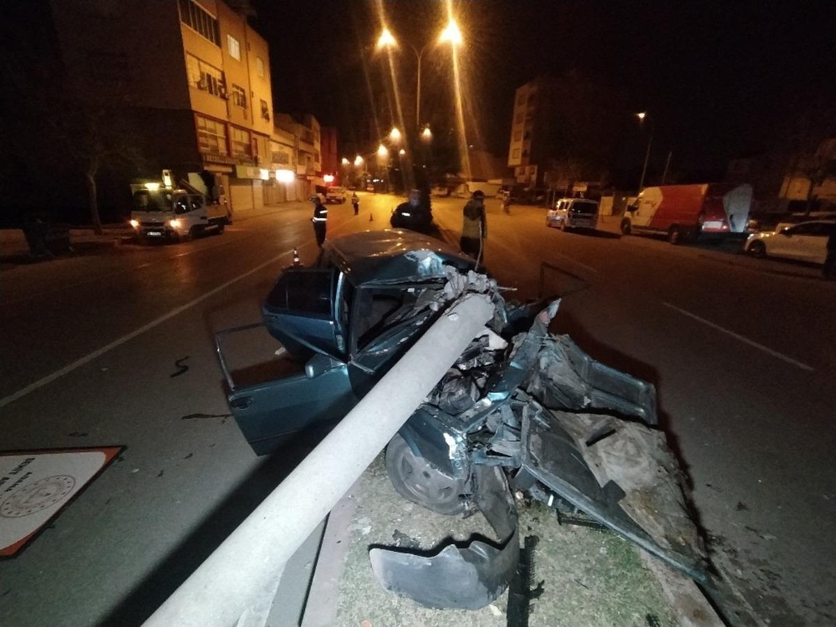 Elektrik direğine &ccedil;arpan otomobil hurdaya d&ouml;nd&uuml;: 1 ağır yaralı
