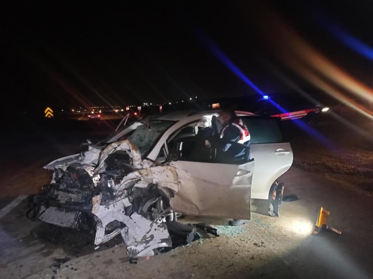 Sincan&rsquo;da kamyon ile otomobil kafa kafaya &ccedil;arpıştı: 1 &ouml;l&uuml;, 2 yaralı