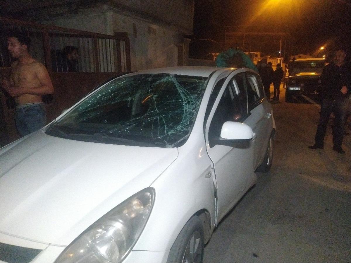 Sigara yakmak i&ccedil;in &ccedil;akmağı &ccedil;aktılar, seyir halindeki otomobili patlattılar: 2 yaralı