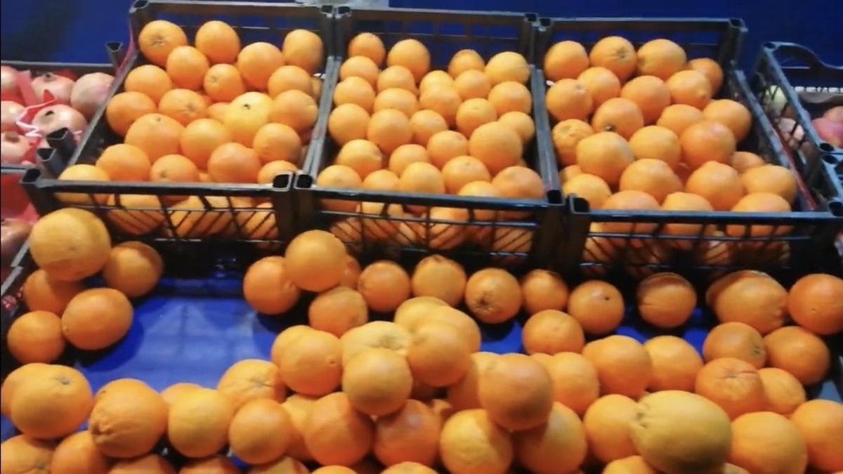 (&Ouml;zel) İstanbul&rsquo;da esnafı şaşırtan mandalina ve ıspanak hırsızlığı kamerada