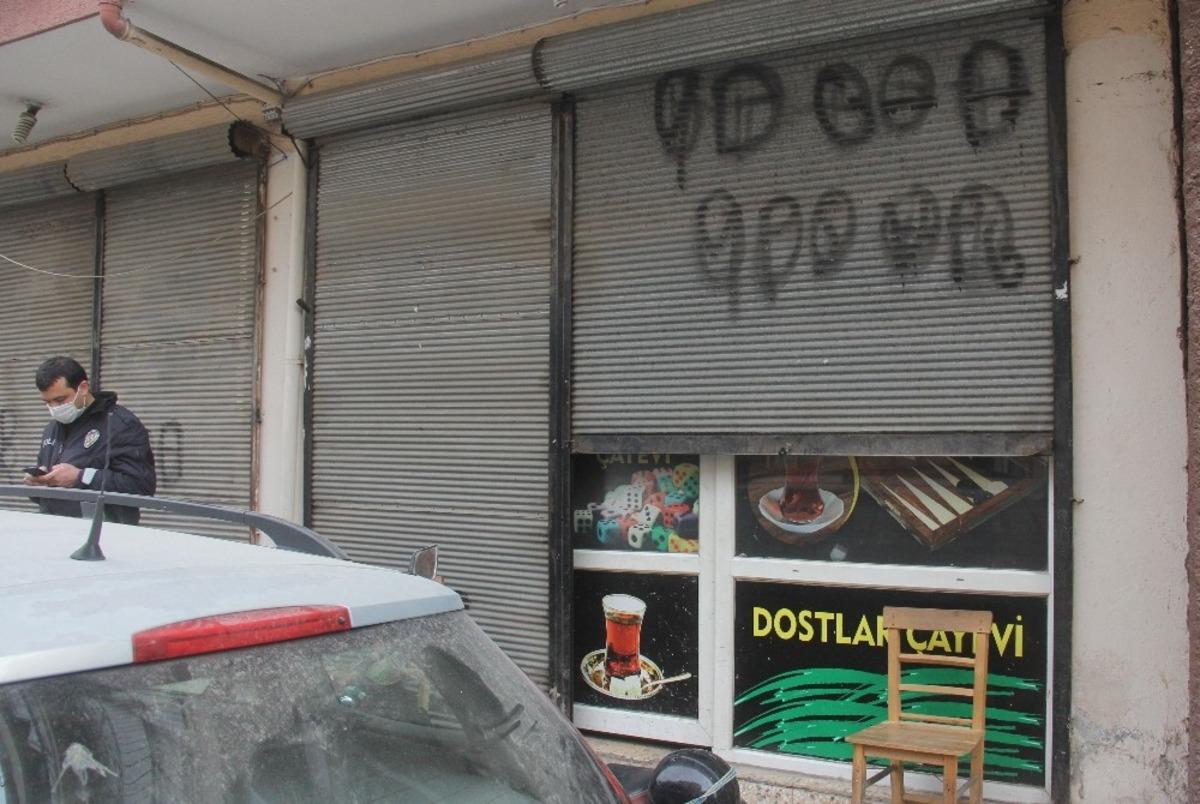 Kahvehaneye "sosyal mesafeye uyalım" uyarısı asıp kumar oynadılar