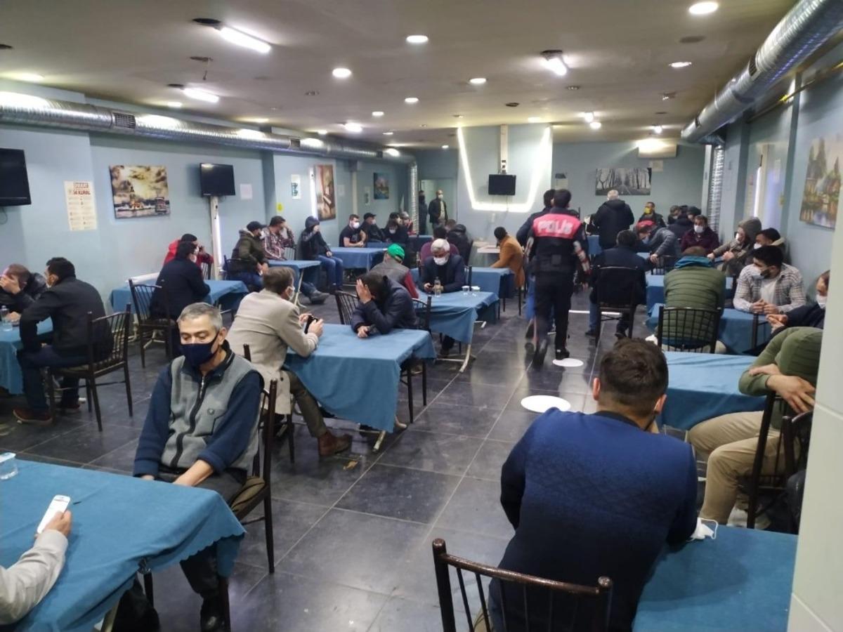 Eskişehir&rsquo;de tedbirleri ihlal edip kumar oynayan 65 kişiye 291 bin 590 lira ceza