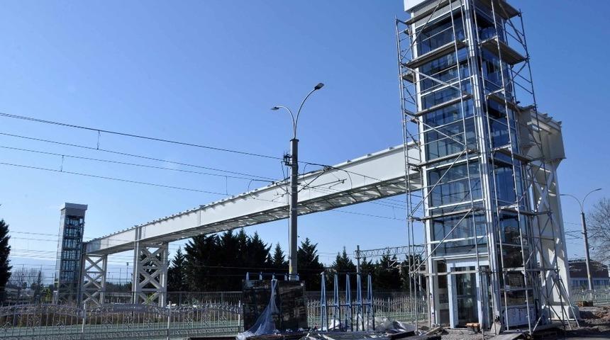 Akçaray hattında üst geçit çalışmaları sürüyor