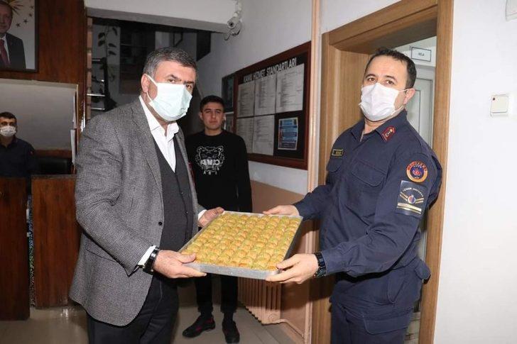 Başkan Cankul’dan pandemi savaşçılarına baklava G4