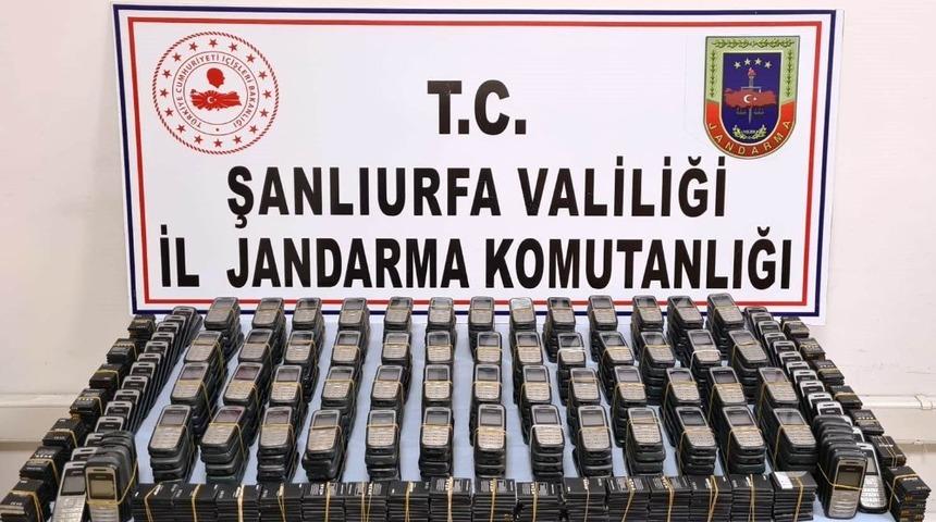 Şanlıurfa&rsquo;da g&uuml;mr&uuml;k ka&ccedil;ağı 300 cep telefonuna el konuldu