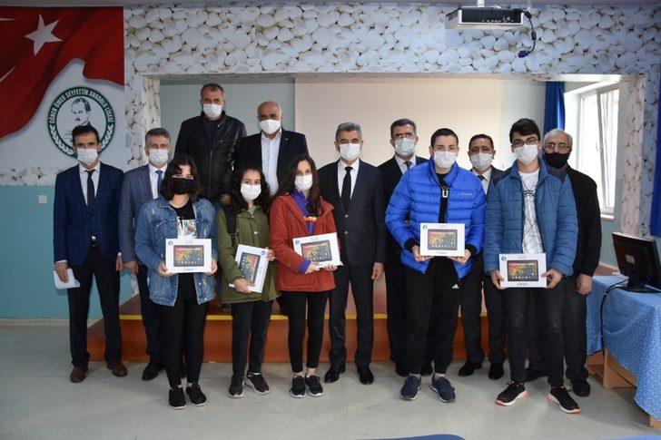 Gönen’de 123 öğrenciye tablet G1