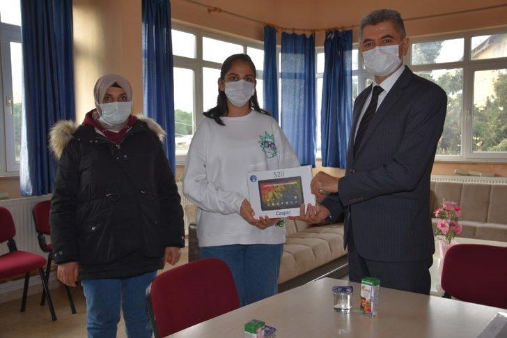 Gönen’de 123 öğrenciye tablet G2