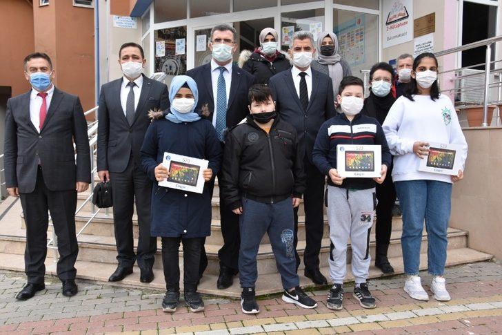 Gönen’de 123 öğrenciye tablet G3