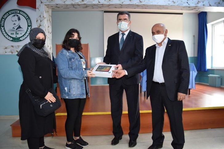 Gönen’de 123 öğrenciye tablet G4