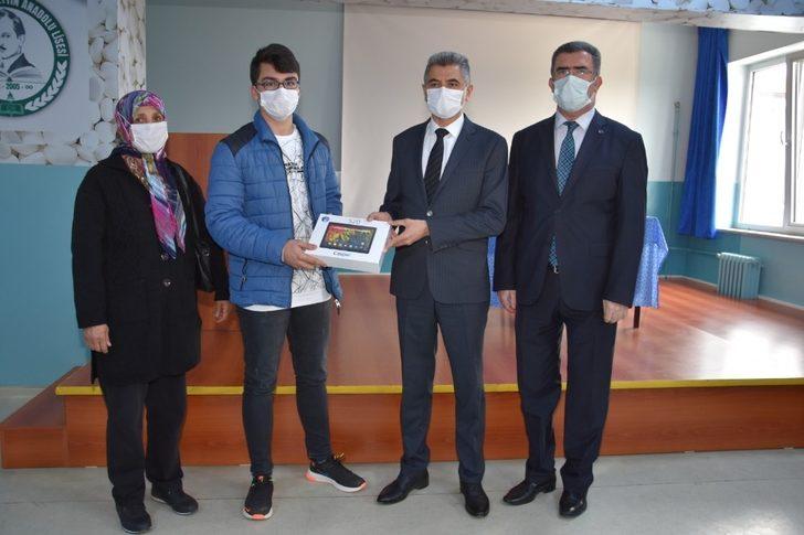 Gönen’de 123 öğrenciye tablet G5