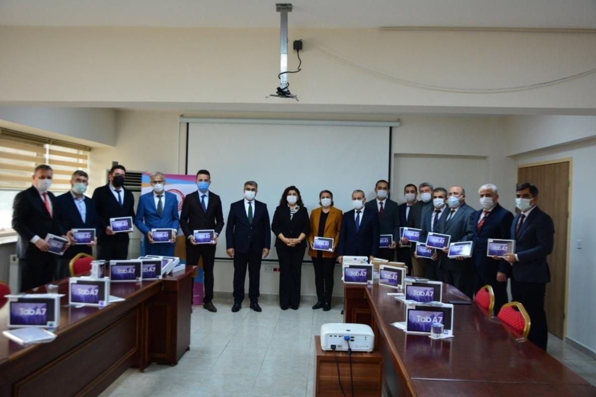 Tabletler &ouml;ğrencilere dağıtılmak &uuml;zere okul m&uuml;d&uuml;rlerine teslim edildi